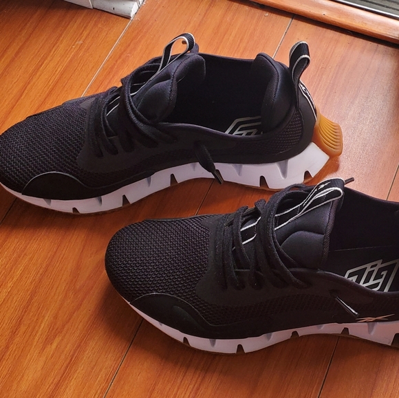 Reebok - Picture 2 of 4